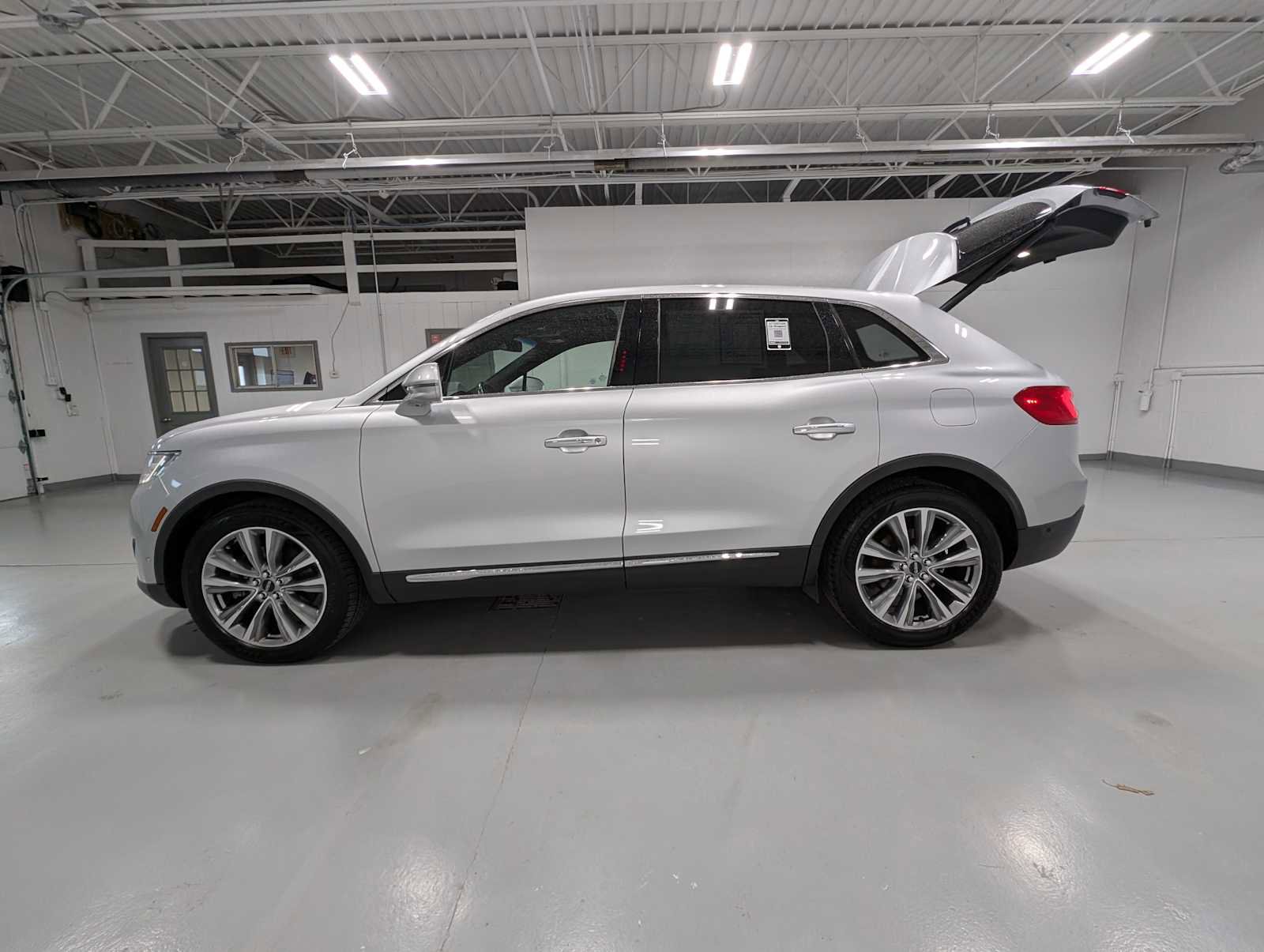 Used 2017 Lincoln MKX Reserve image 12