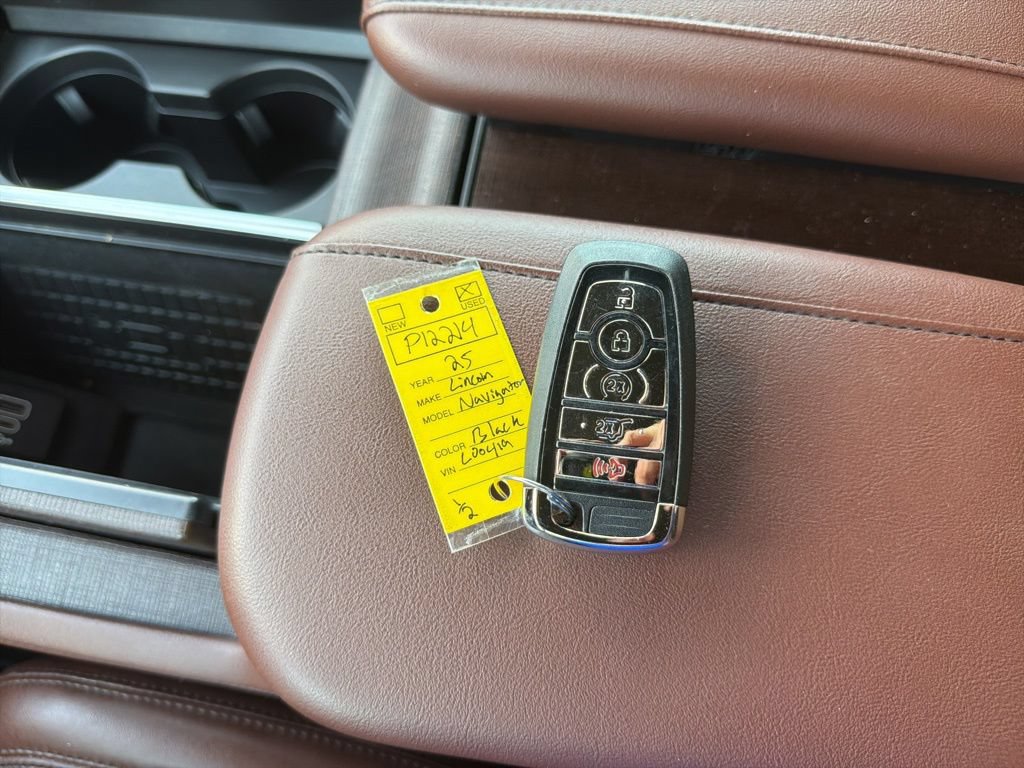 Used 2025 Lincoln Navigator Reserve AWD/4WD image 24