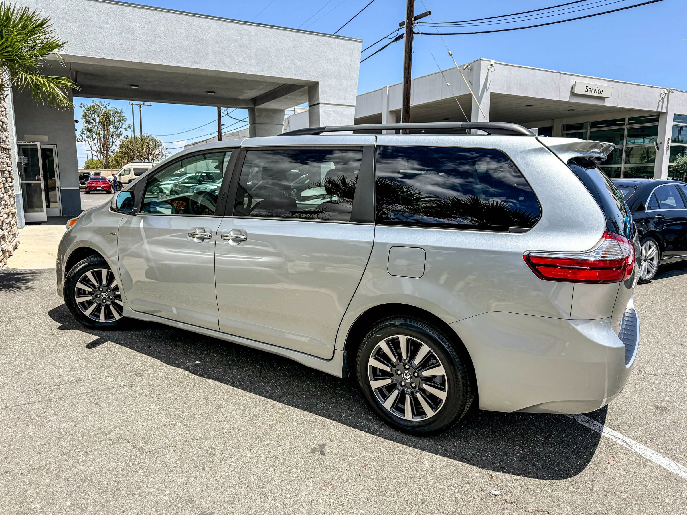 Used 2019 Toyota Sienna XLE w/ XLE Navigation Package AWD/4WD image 3