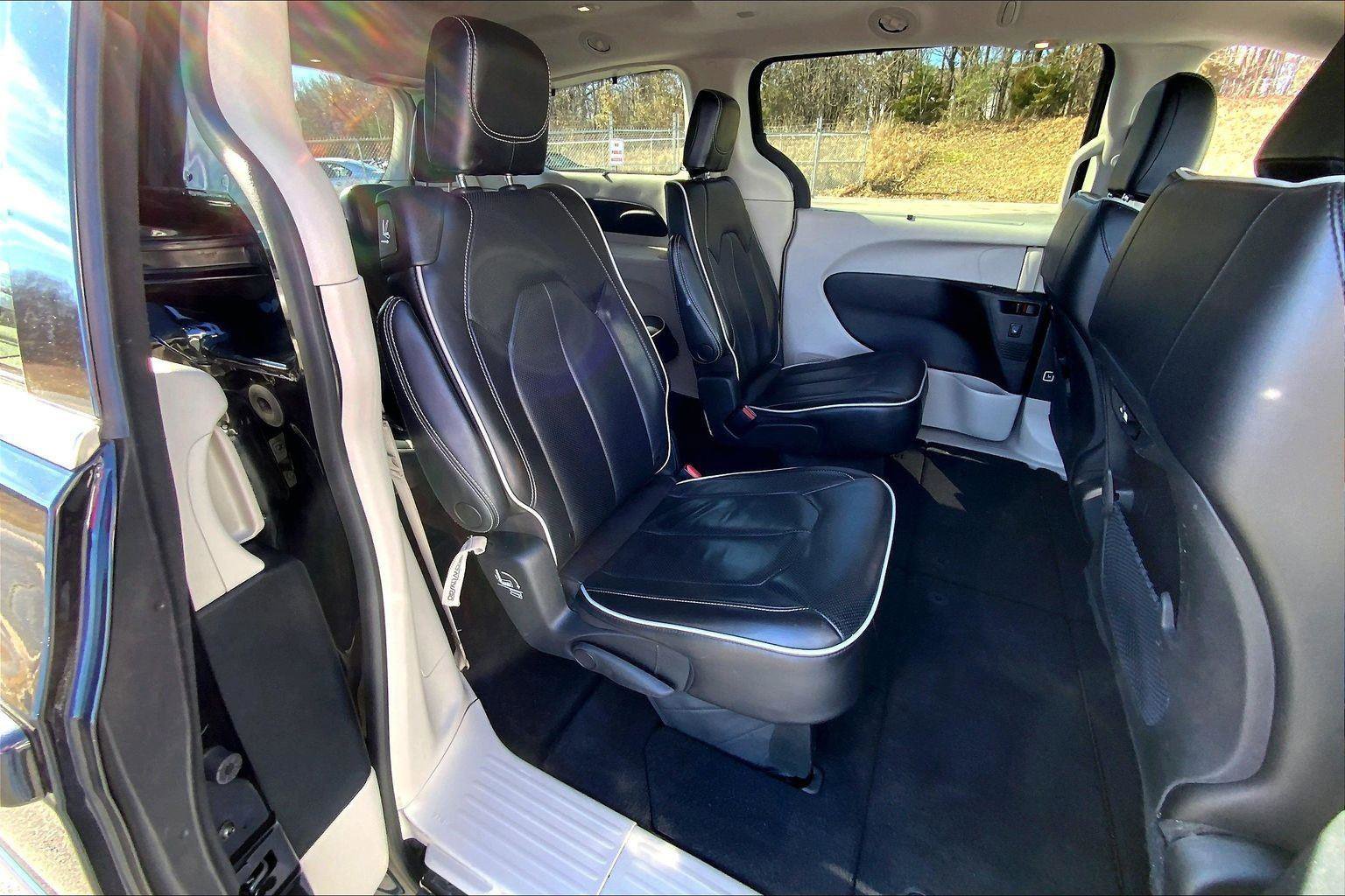 Used 2023 Chrysler Pacifica Limited image 6