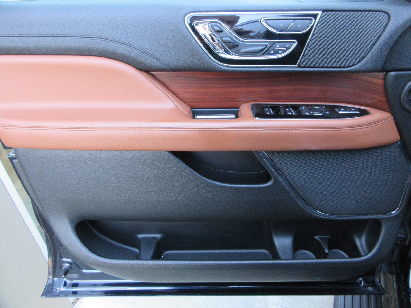 Used 2021 Lincoln Navigator Reserve w/ Cargo Convenience Package image 29