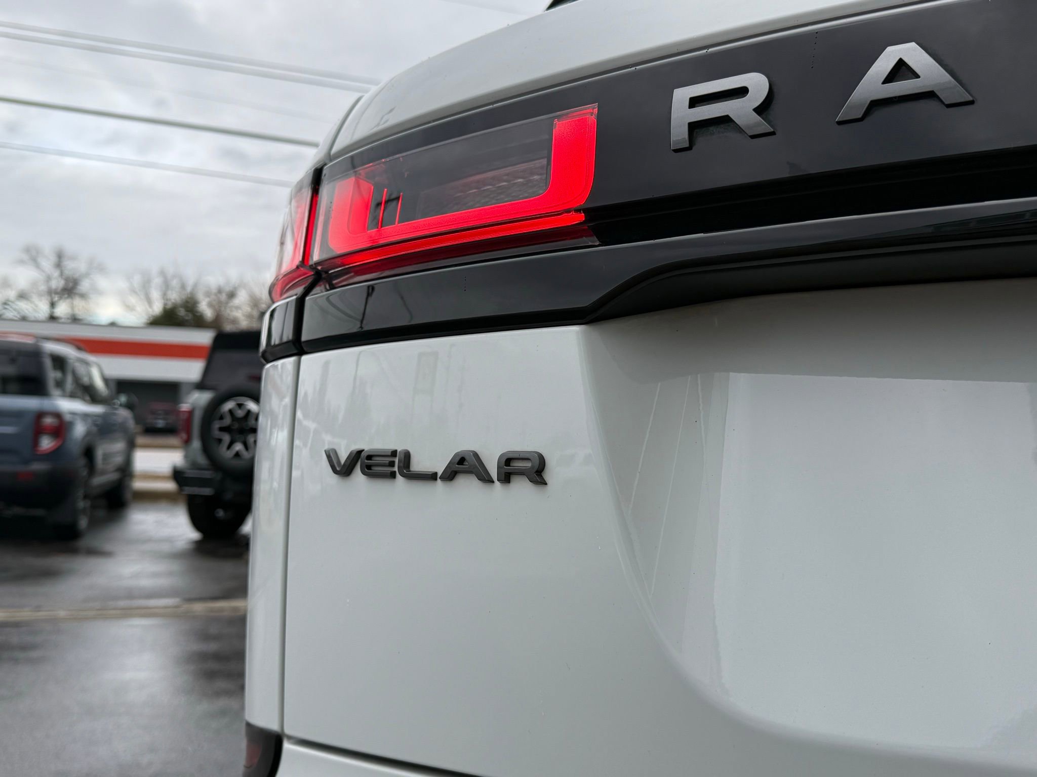 Used 2023 Land Rover Range Rover Velar R-Dynamic S image 9