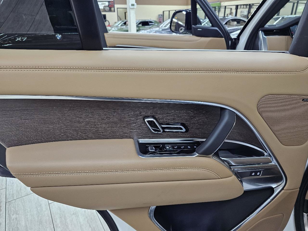 Used 2025 Land Rover Range Rover SE AWD/4WD image 40
