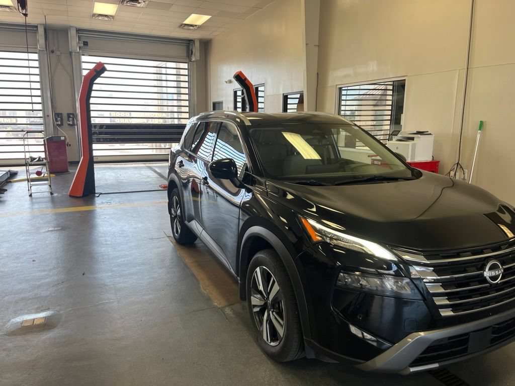 Used 2025 Nissan Rogue SL AWD/4WD image 1