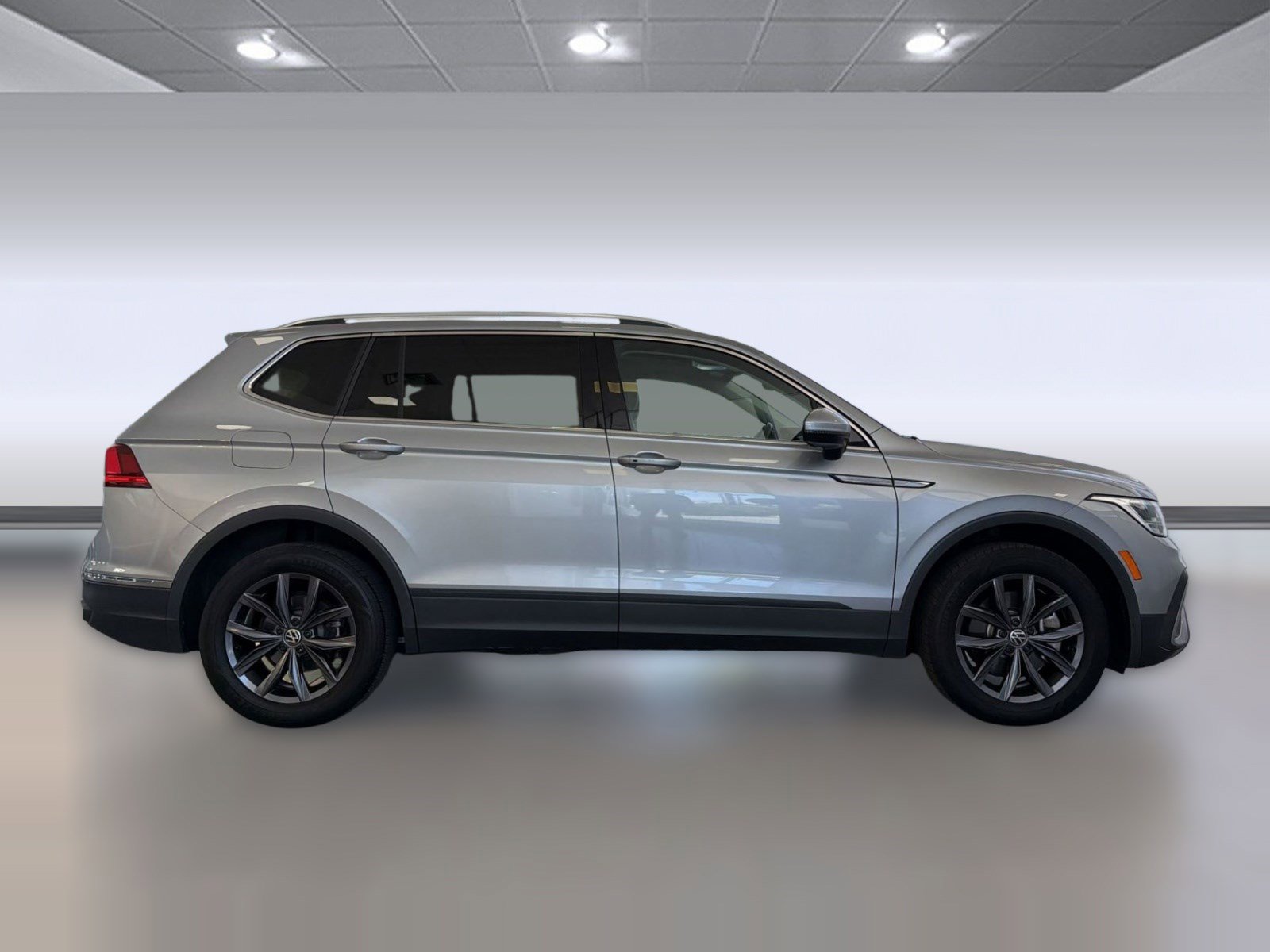 Used 2024 Volkswagen Tiguan SE AWD/4WD image 8