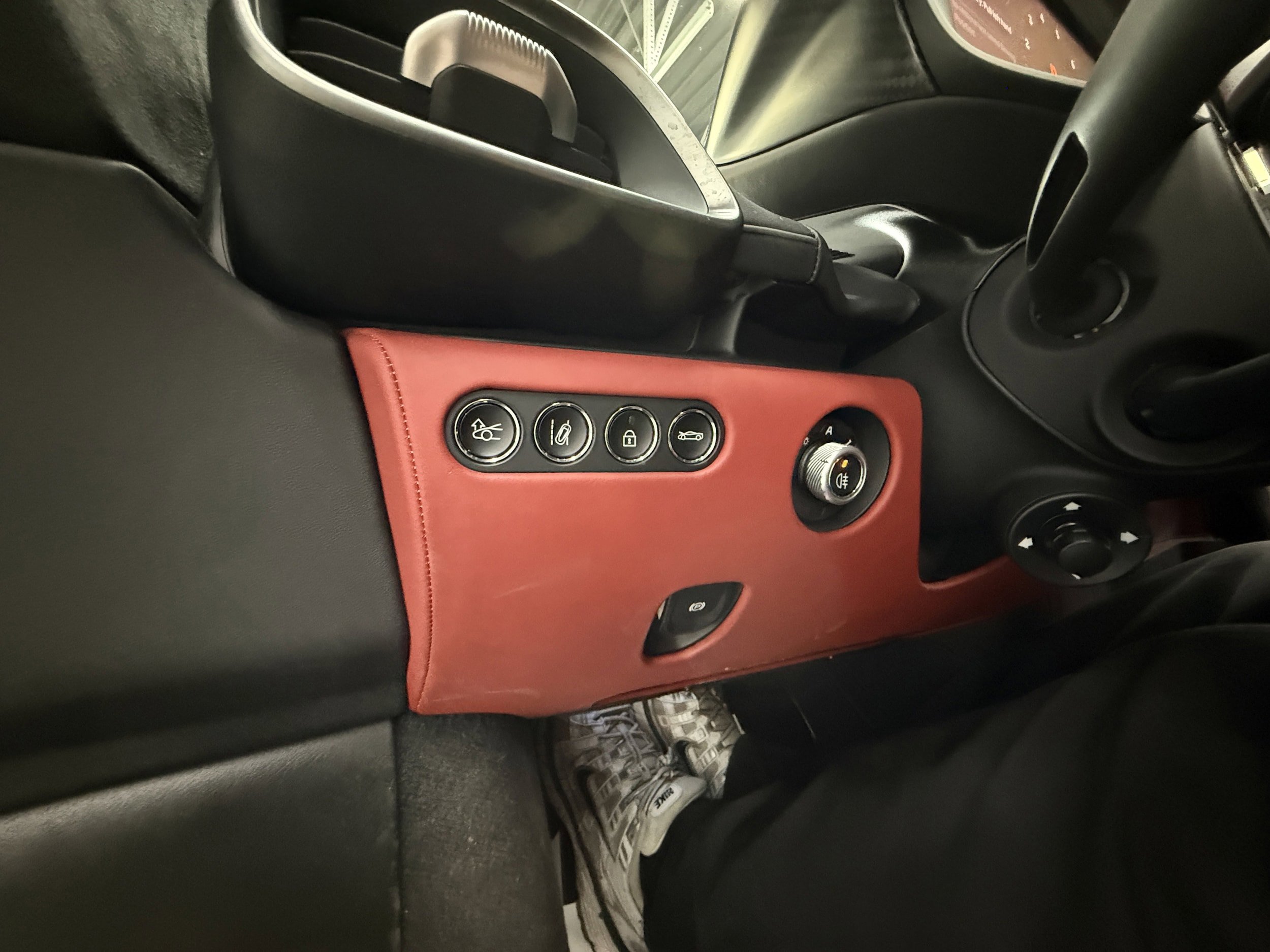 Used 2023 McLaren Artura RWD image 27