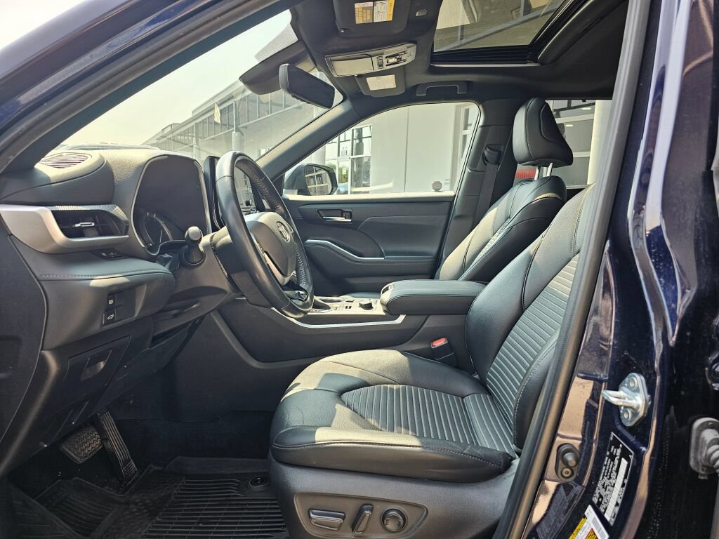 Used 2022 Toyota Highlander XSE AWD/4WD image 19