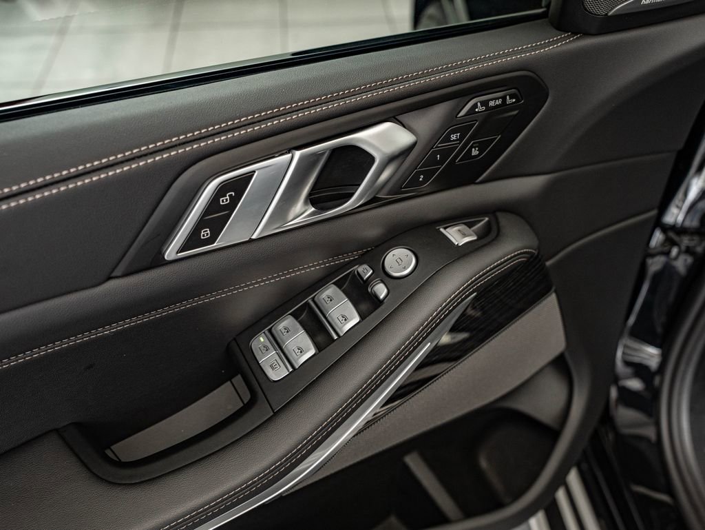 Used 2025 BMW X7 xDrive40i w/ M Sport Package AWD/4WD image 16