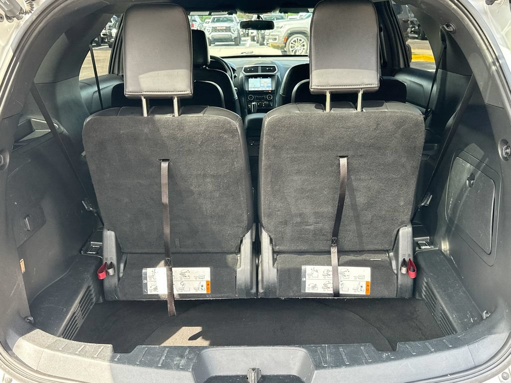 Used 2018 Ford Explorer XLT w/ Equipment Group 202A FWD image 16