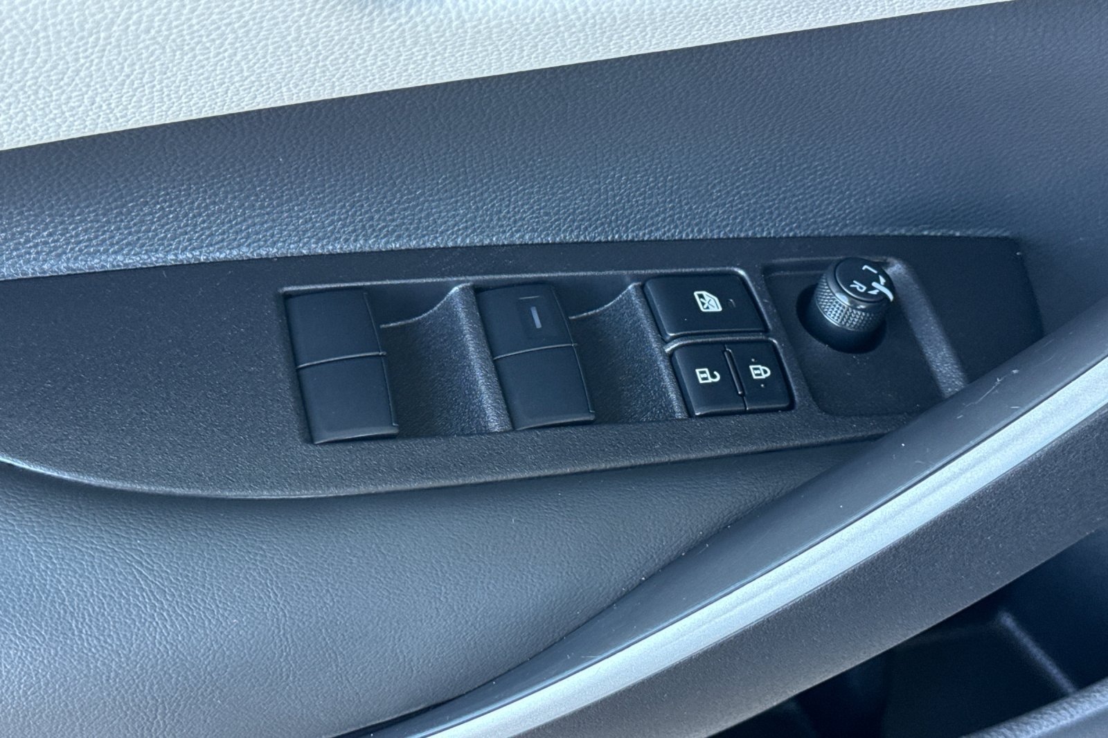 Certified 2025 Toyota Corolla SE FWD image 18