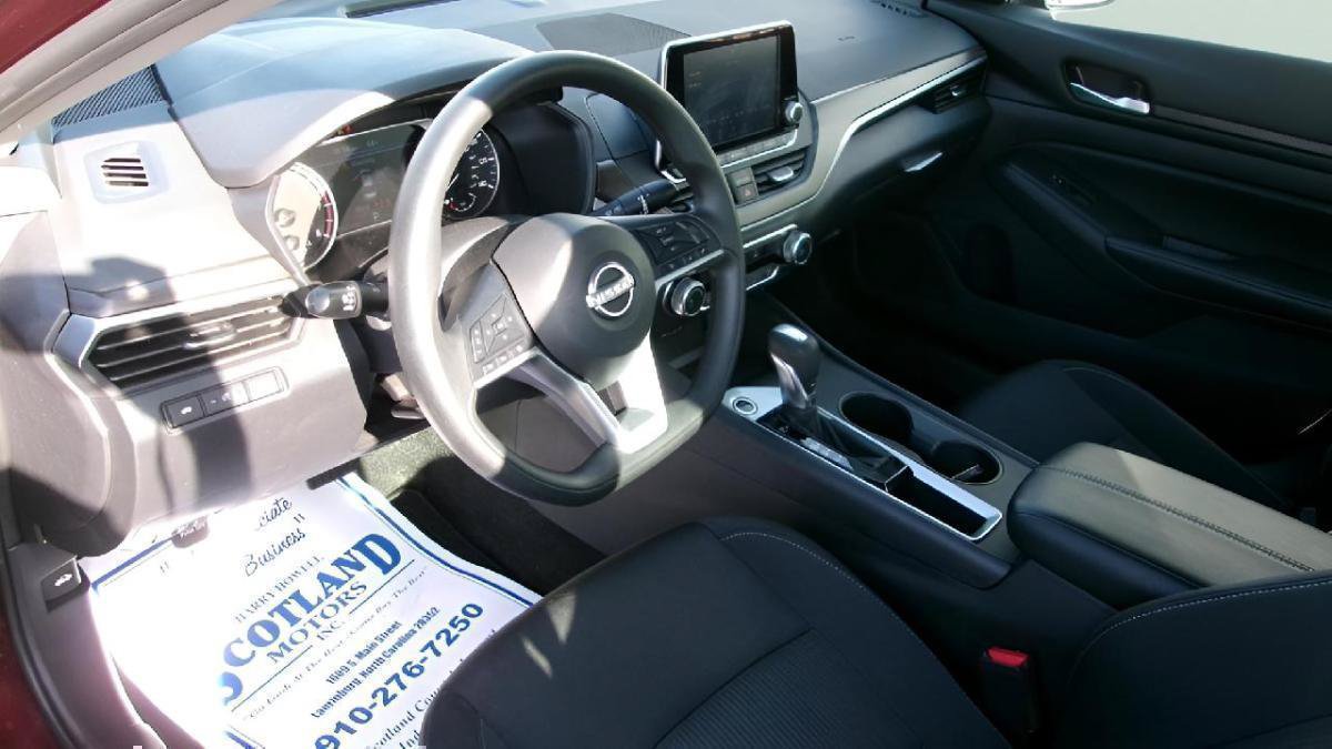 Used 2025 Nissan Altima 2.5 SV FWD image 12