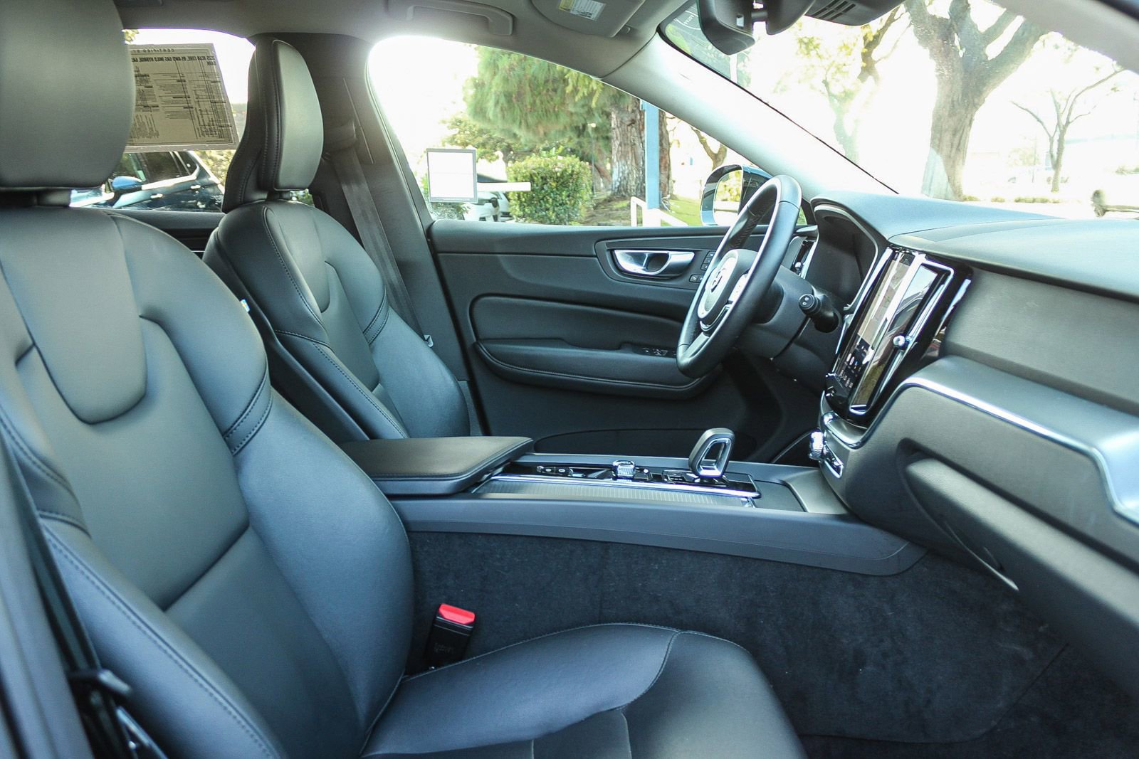 Used 2025 Volvo XC60 B5 Core AWD/4WD image 17