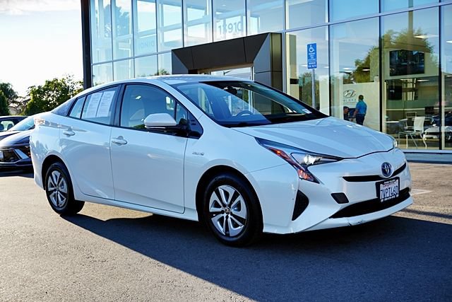 Used 2016 Toyota Prius Four FWD image 2