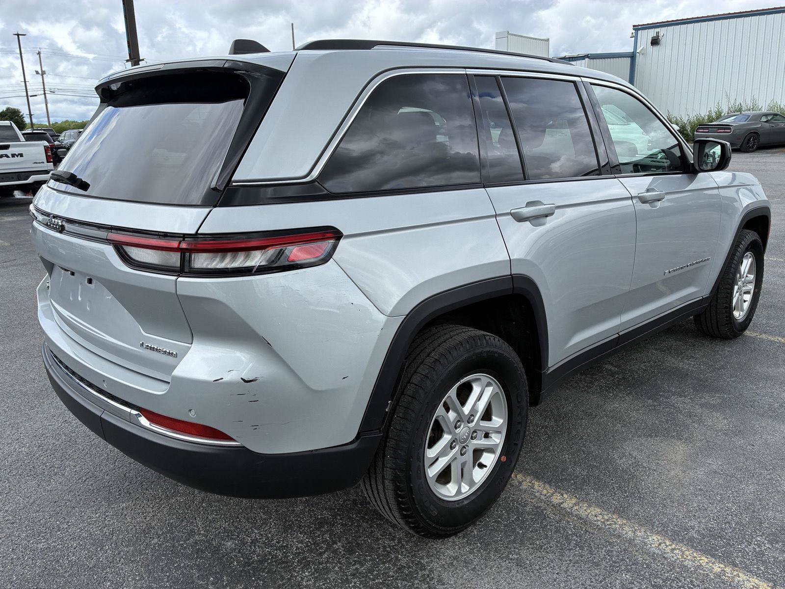 Used 2023 Jeep Grand Cherokee Laredo AWD/4WD image 7