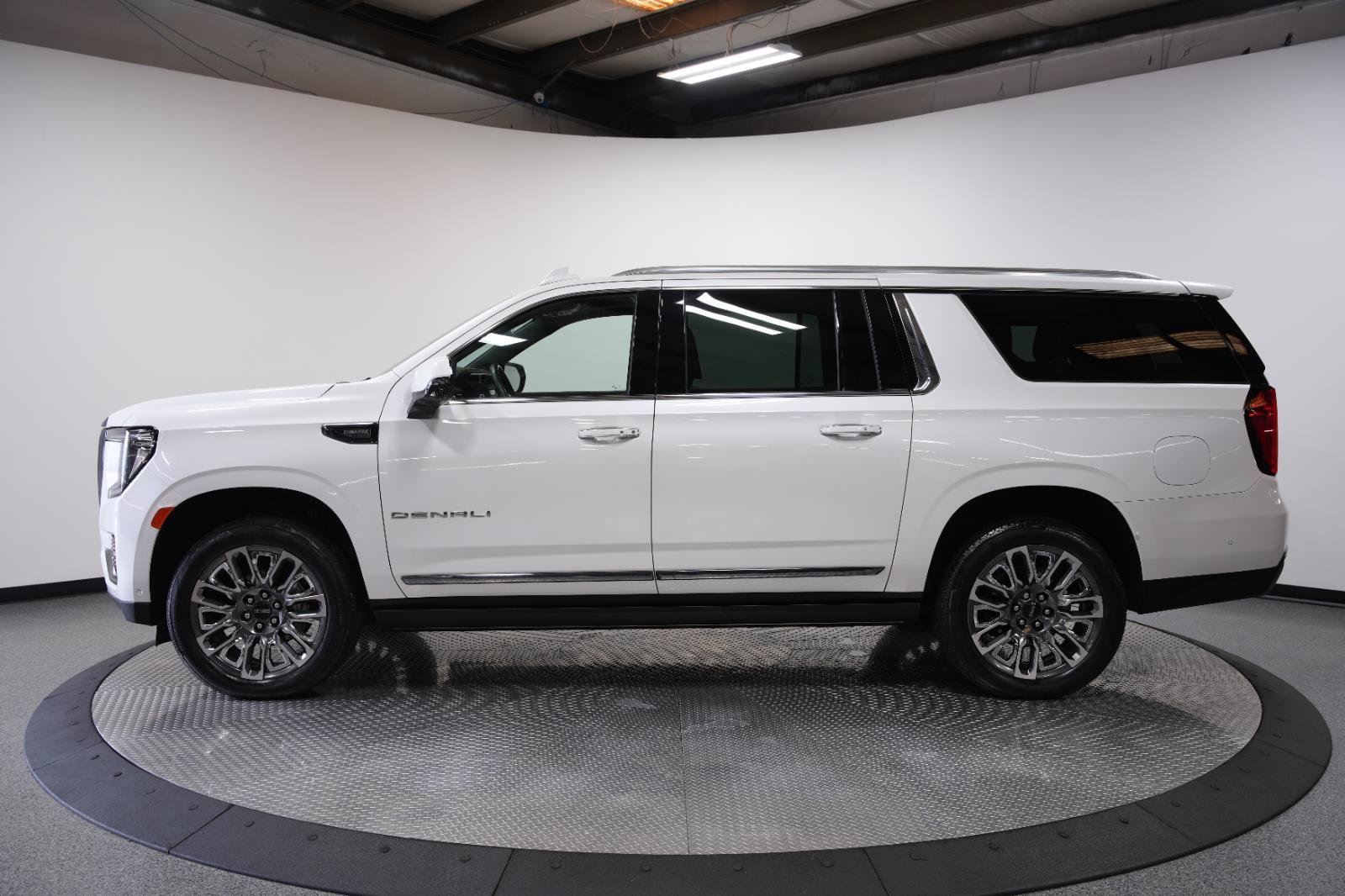Used 2024 GMC Yukon XL Denali Ultimate AWD/4WD image 5