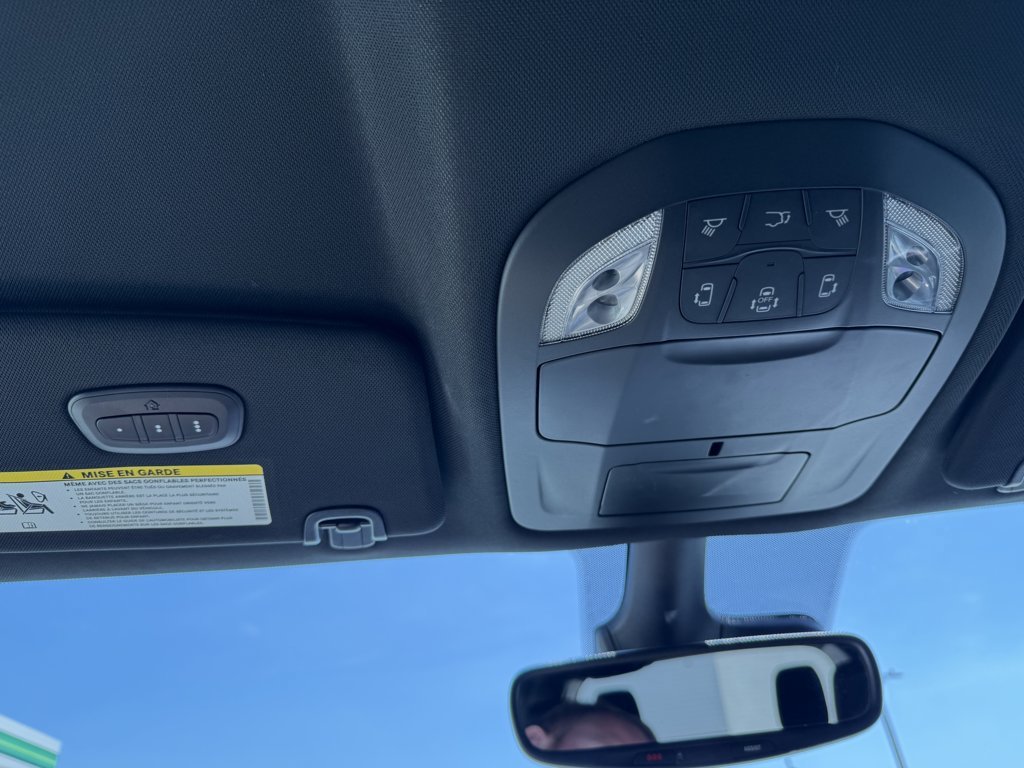 Used 2025 Chrysler Pacifica Select FWD image 34