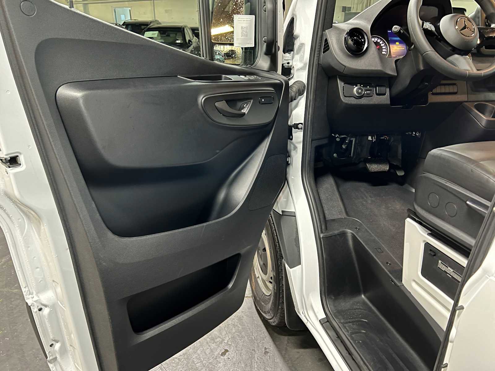 Used 2025 Mercedes-Benz Sprinter 2500 image 20