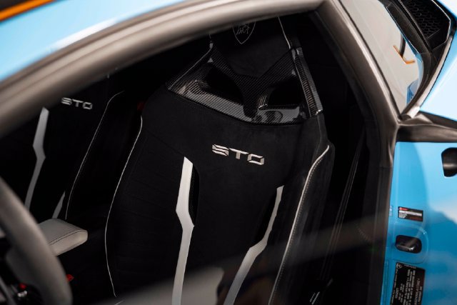 Used 2021 Lamborghini Huracan STO RWD image 15