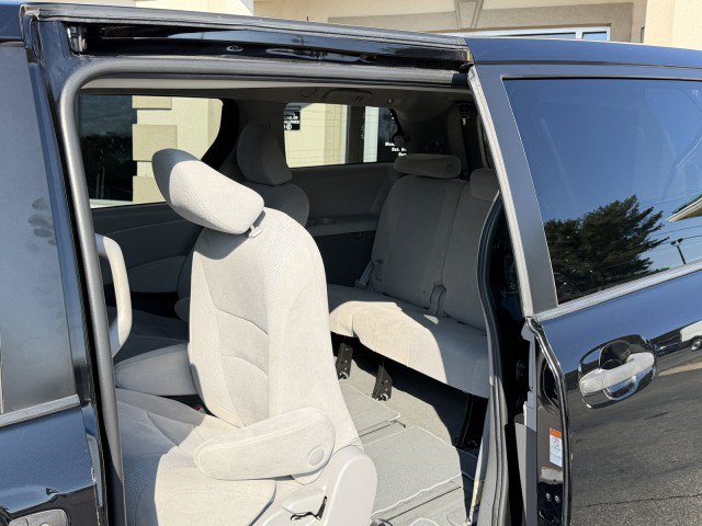 Used 2020 Toyota Sienna L FWD image 9