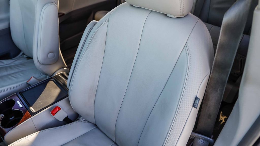 Used 2014 Toyota Sienna L image 27