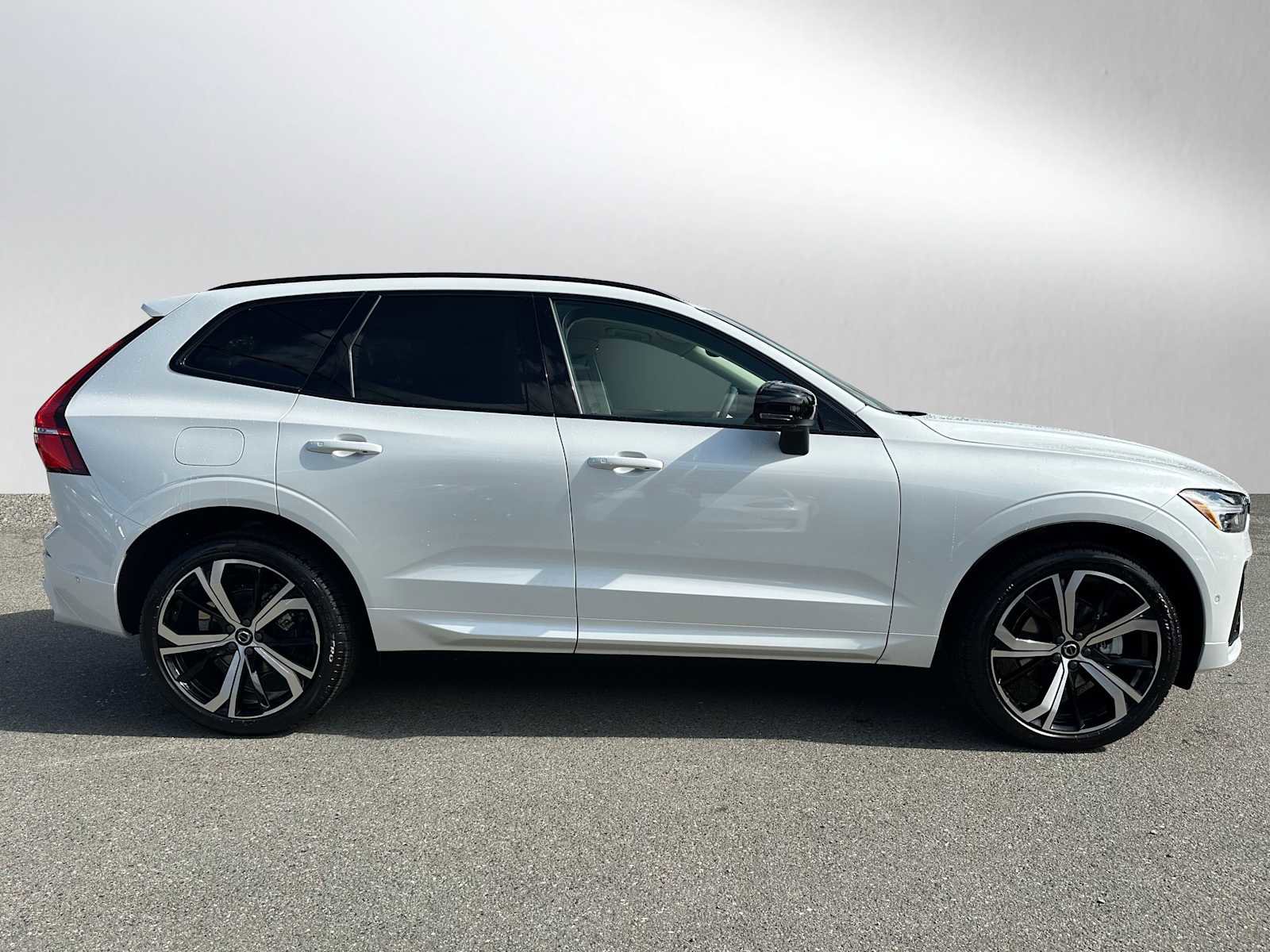 New 2025 Volvo XC60 B5 Ultra w/ Protection Package Premier image 8