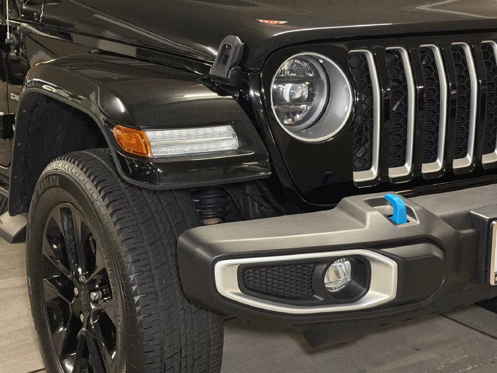 Used 2023 Jeep Wrangler Unlimited Sahara w/ Cold Weather Group AWD/4WD image 10