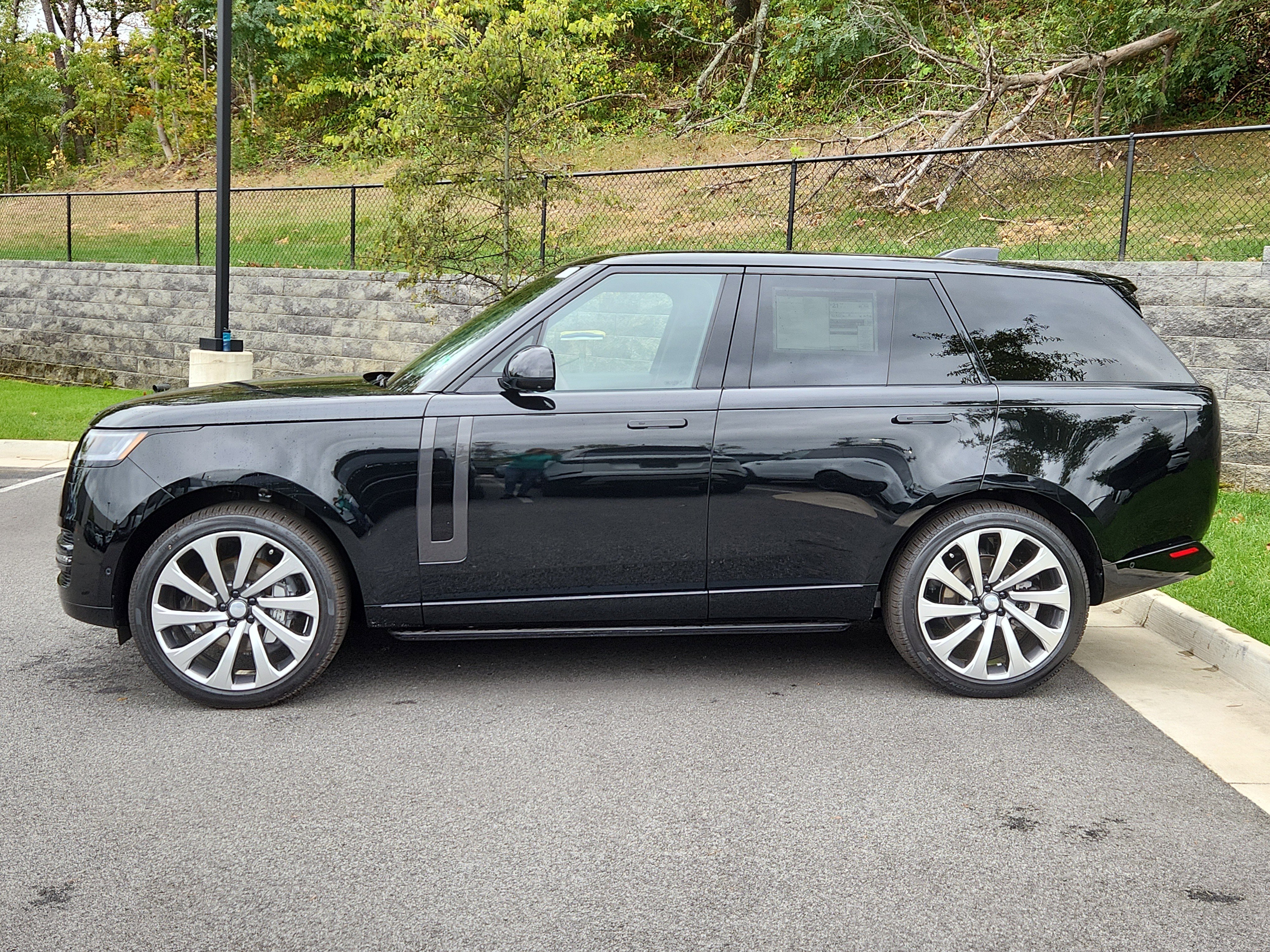 New 2025 Land Rover Range Rover SE image 6