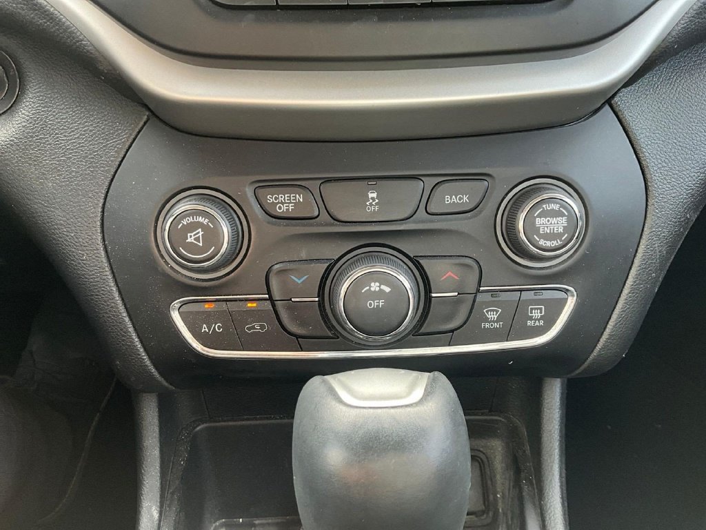 Used 2018 Jeep Cherokee Latitude Plus FWD image 16