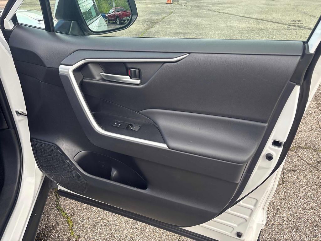 Used 2025 Toyota RAV4 XLE AWD/4WD image 31