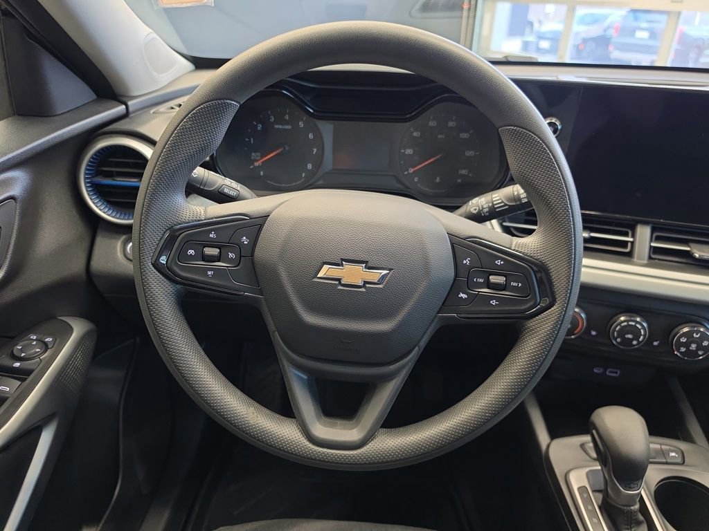 Used 2025 Chevrolet Trax LS w/ LS Convenience Package FWD image 18