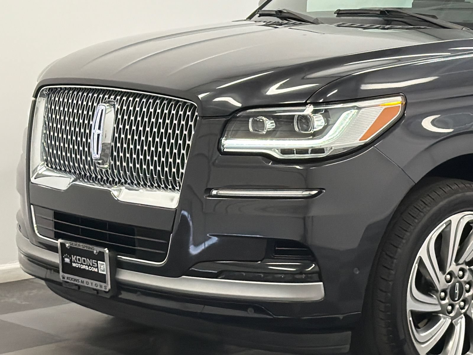 Used 2023 Lincoln Navigator Reserve AWD/4WD image 2