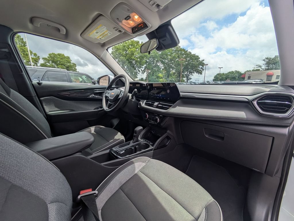 Used 2025 Chevrolet TrailBlazer LT AWD/4WD image 31