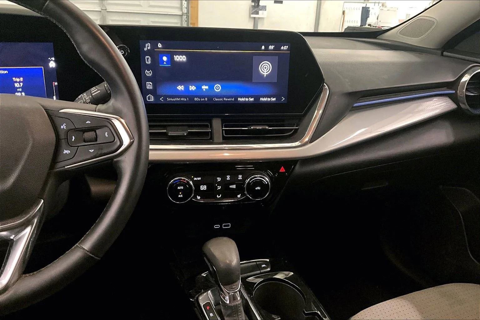 Used 2024 Chevrolet Trax LT w/ LT Convenience Package image 6