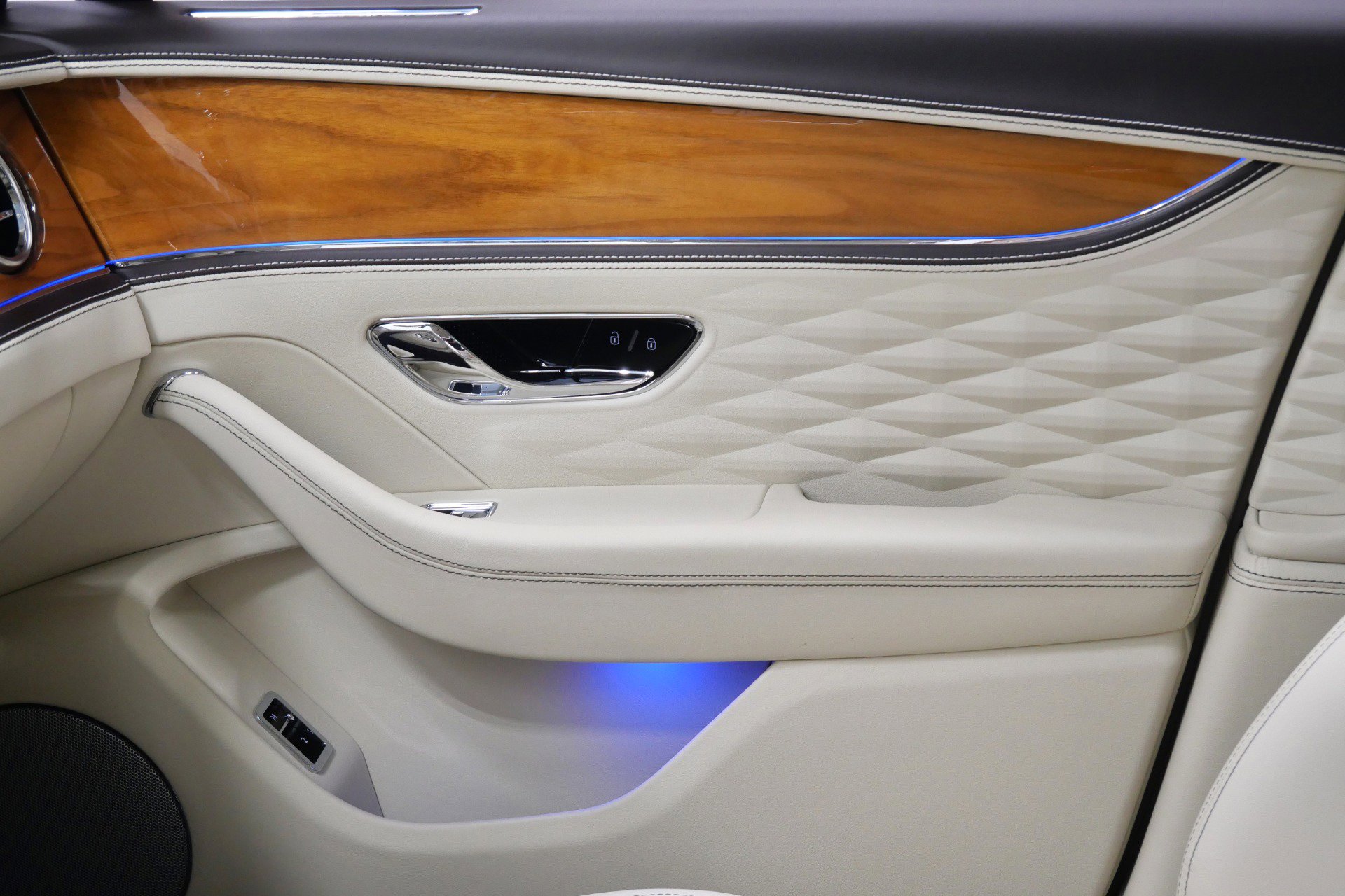 Used 2022 Bentley Flying Spur Plug-In Hybrid image 36