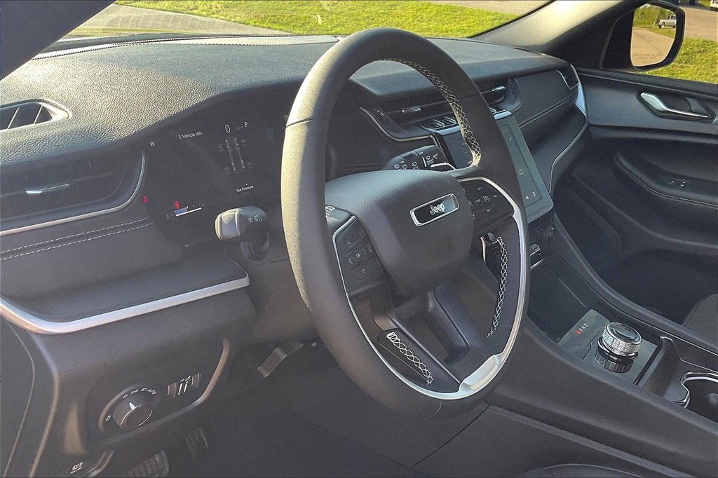 New 2025 Jeep Grand Cherokee Altitude image 6