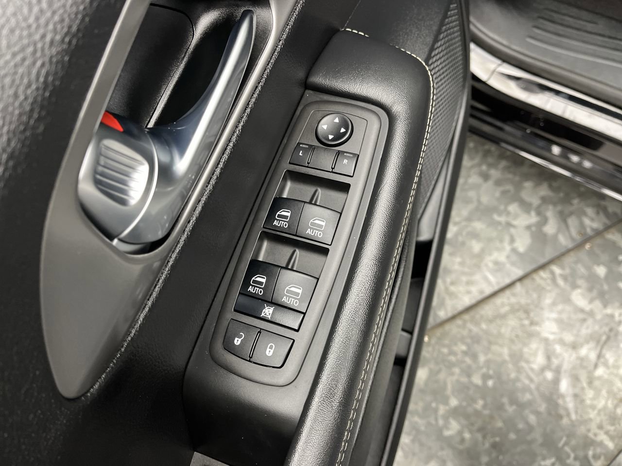 Used 2025 Chrysler Pacifica Select FWD image 7