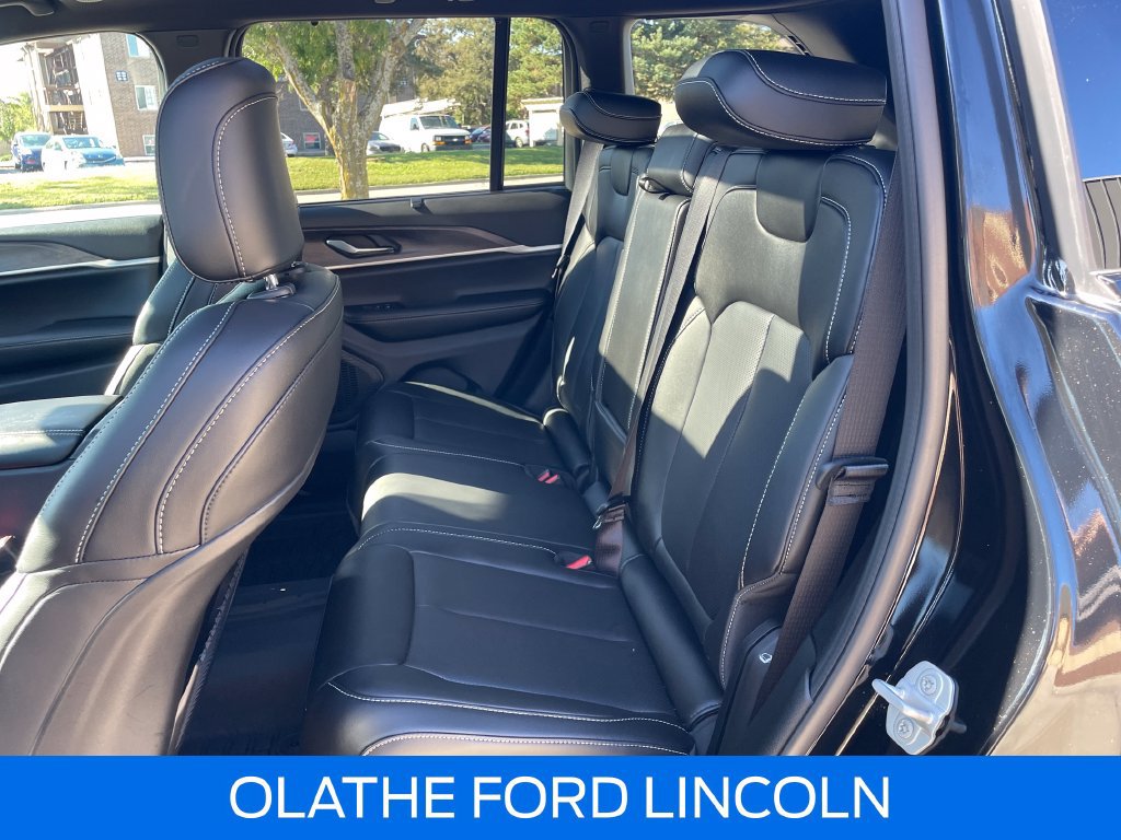 Used 2025 Jeep Grand Cherokee Limited w/ Luxury Tech Group II AWD/4WD image 28