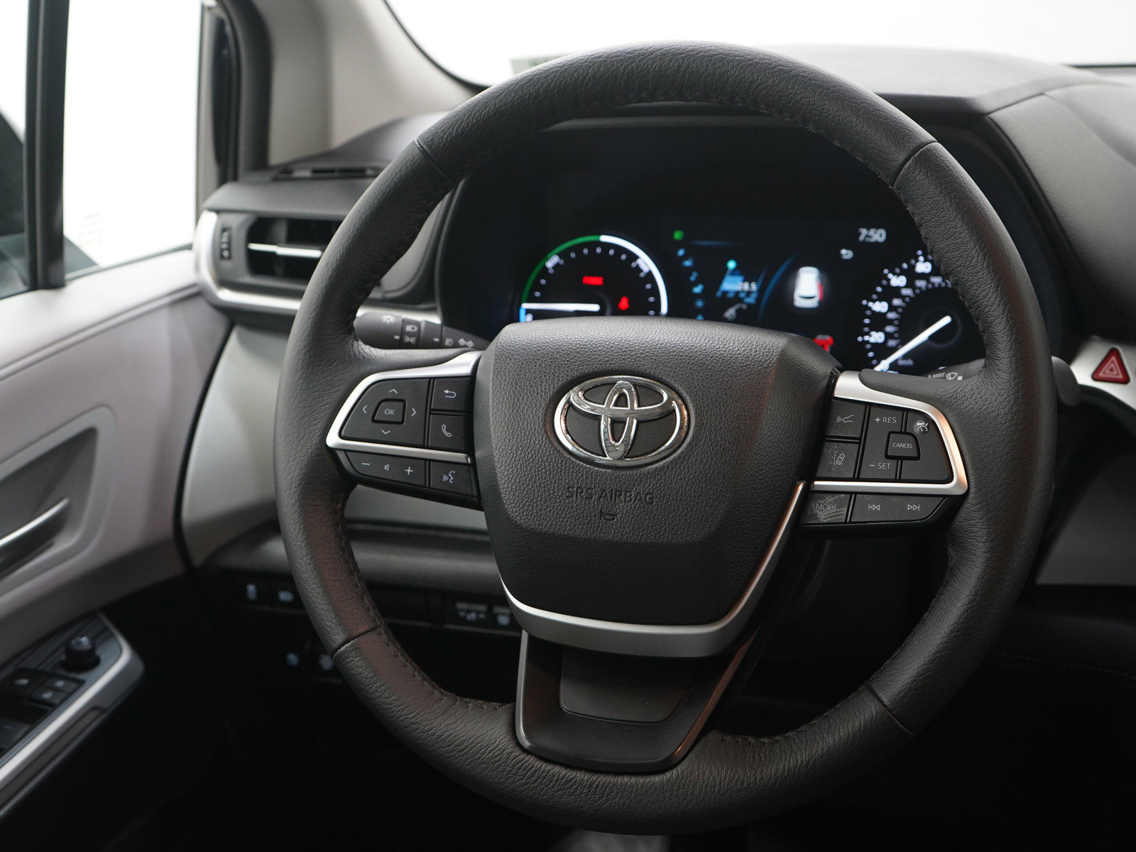 Used 2025 Toyota Sienna XLE image 15