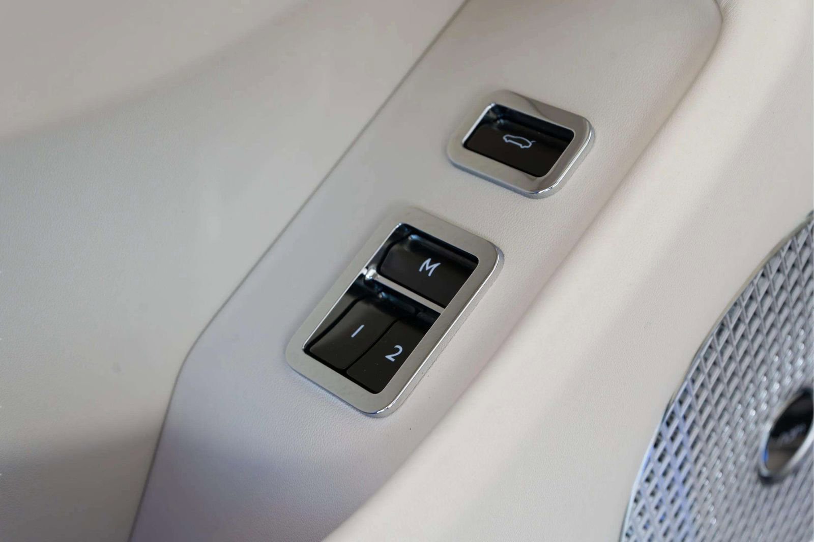 Used 2023 Bentley Flying Spur Azure AWD/4WD image 27