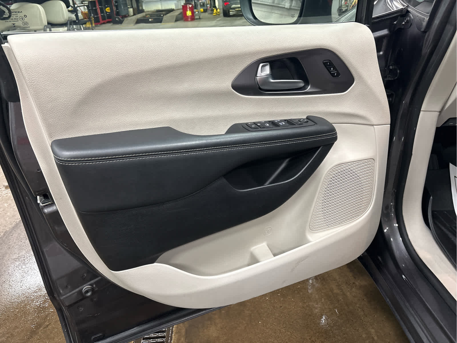 Used 2023 Chrysler Pacifica Touring-L image 41