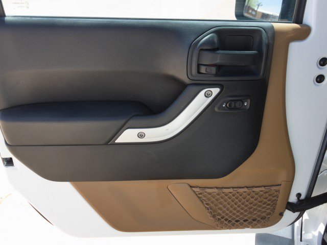 Used 2014 Jeep Wrangler Unlimited Sahara w/ Connectivity Group AWD/4WD image 12