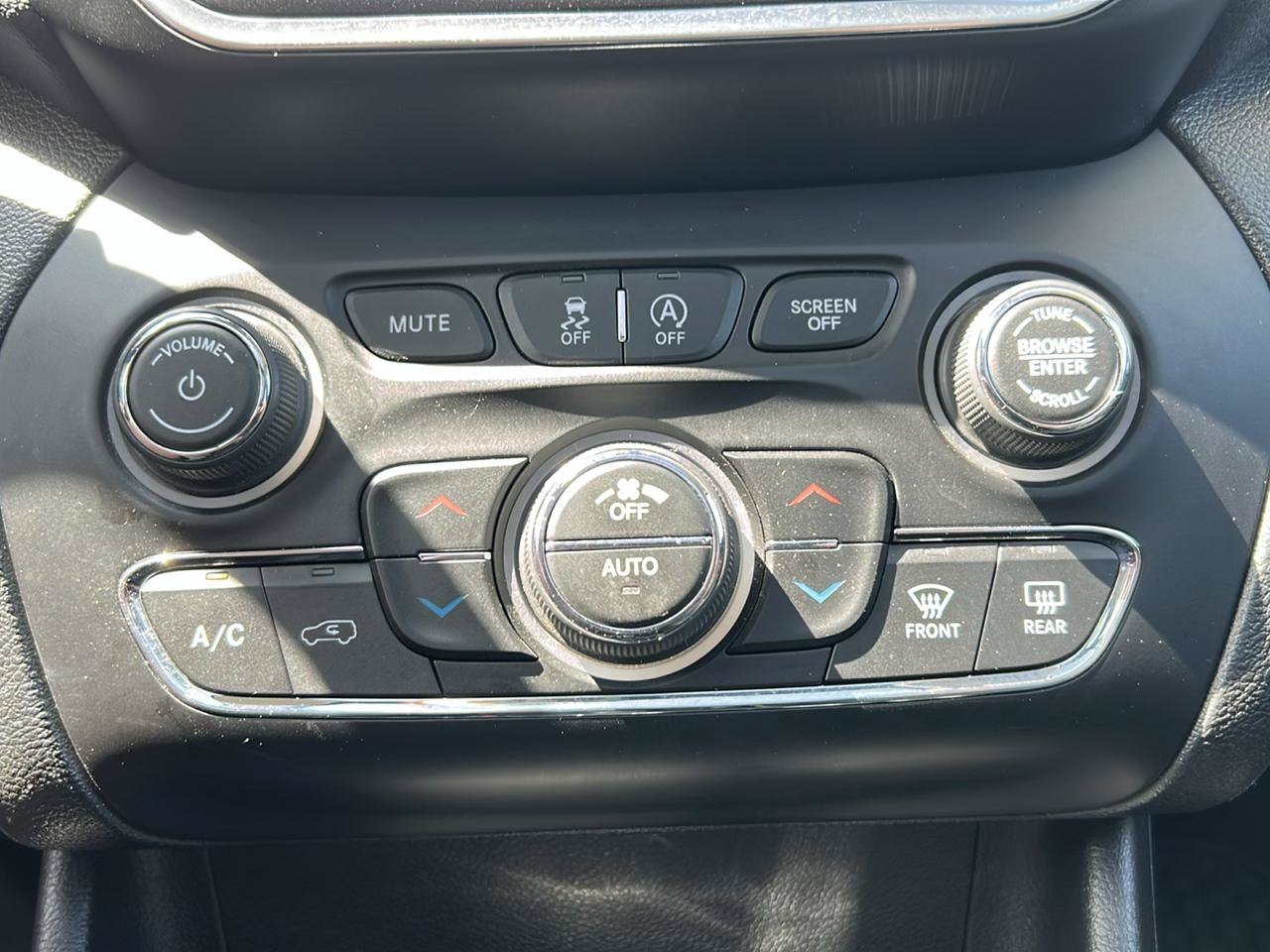 Used 2022 Jeep Cherokee Trailhawk w/ Sun, Sound & Nav Group AWD/4WD image 17
