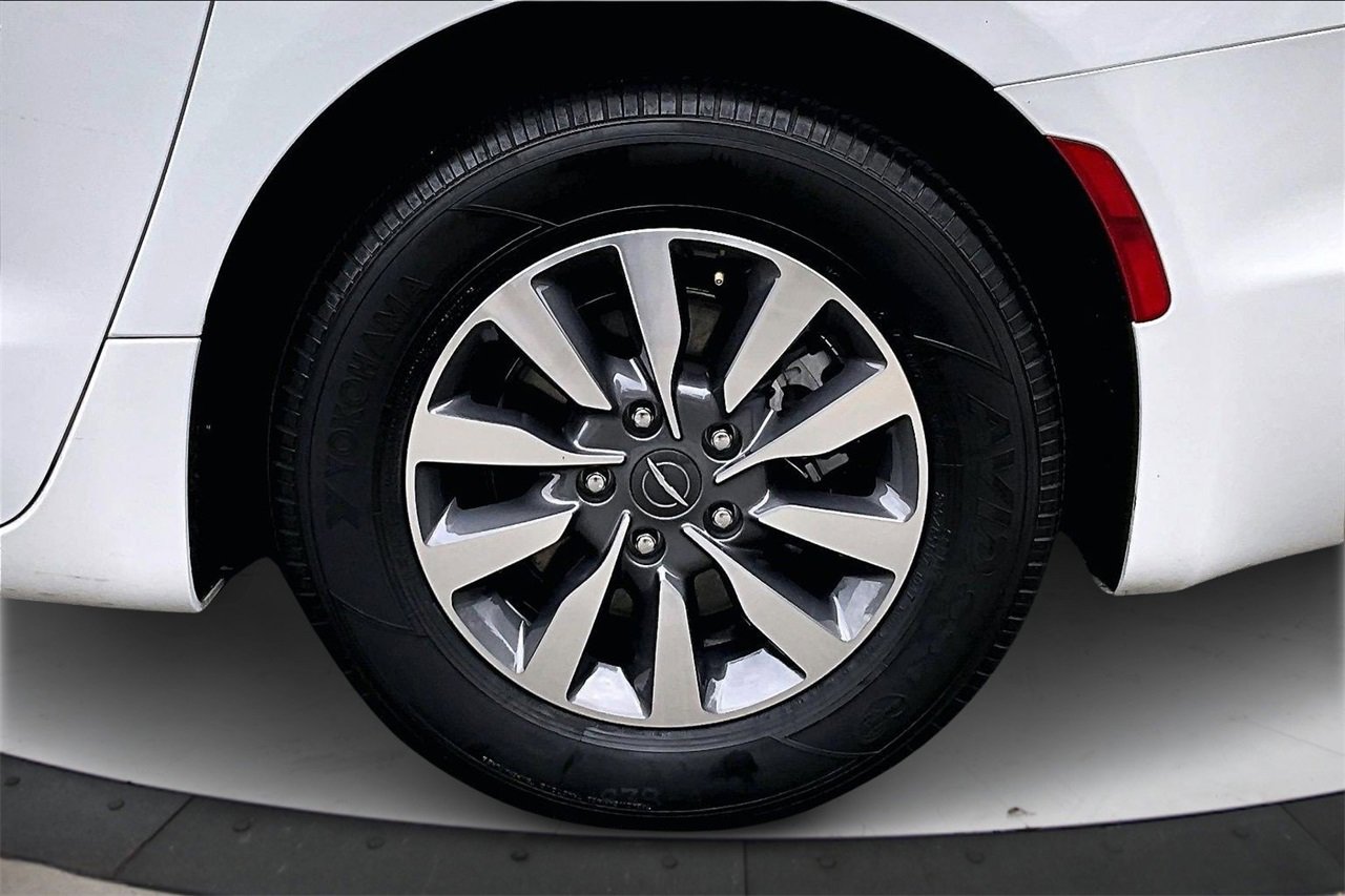 Certified 2024 Chrysler Pacifica Select image 36