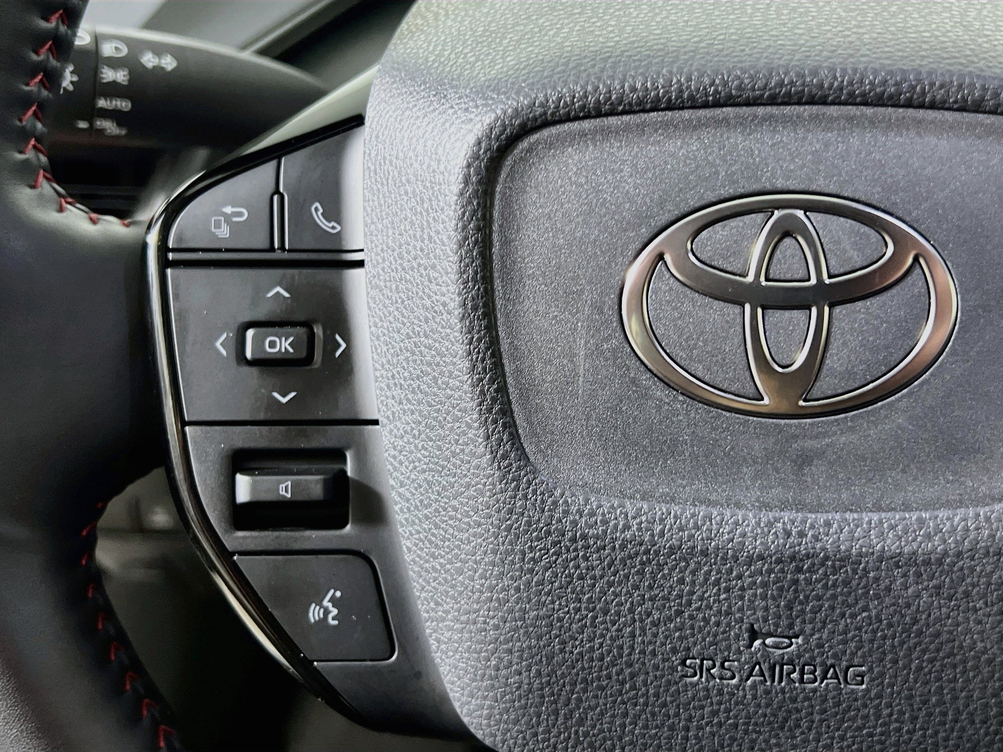 Used 2025 Toyota Prius Plug-In Hybrid FWD image 18