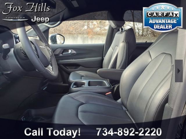Used 2026 Chrysler Pacifica Select image 16