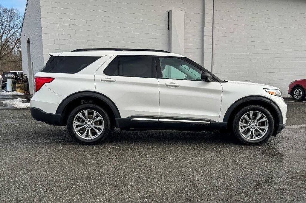Used 2022 Ford Explorer XLT w/ Equipment Group 202A AWD/4WD image 2