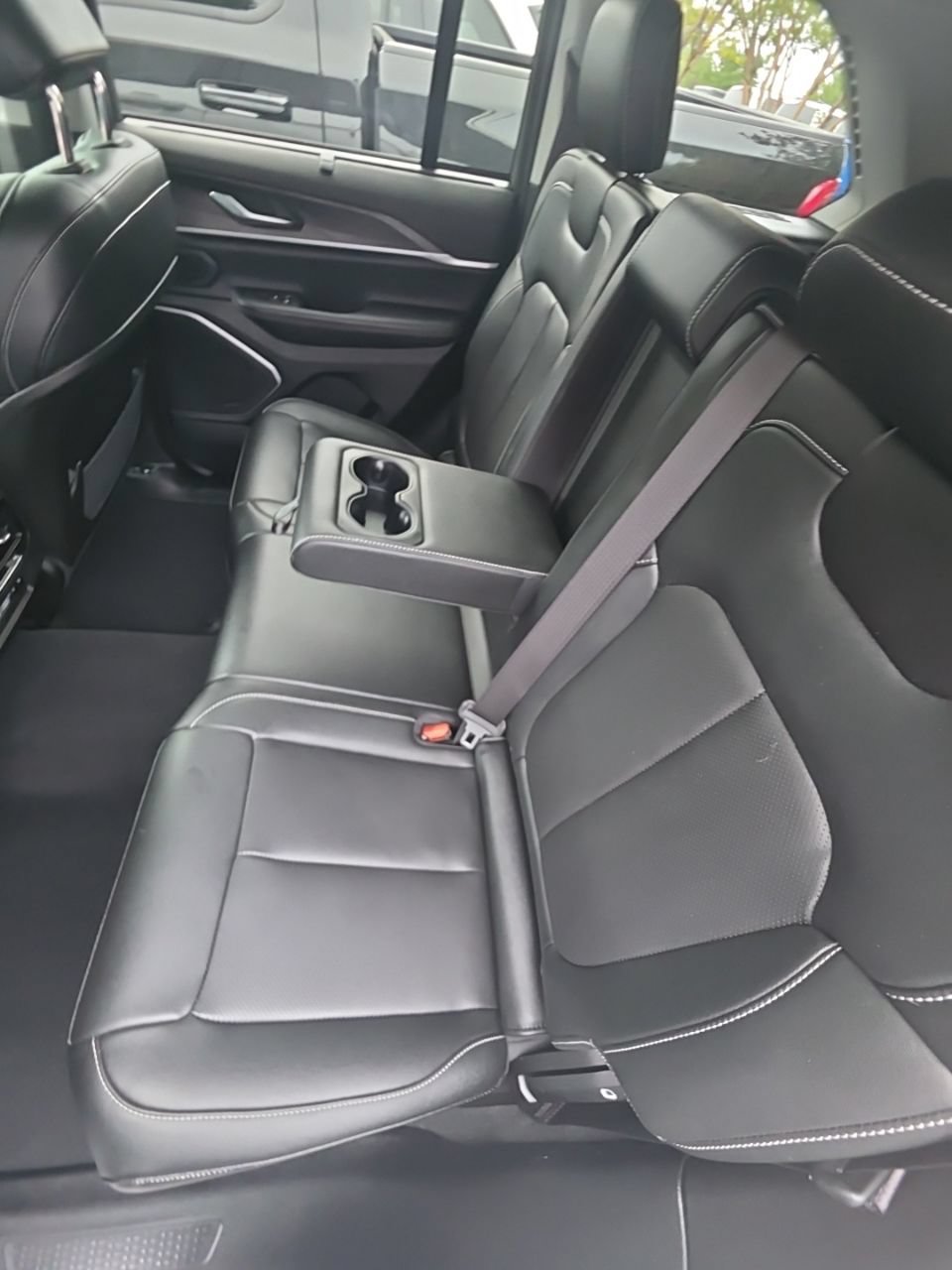 Used 2023 Jeep Grand Cherokee Limited w/ Luxury Tech Group II AWD/4WD image 29