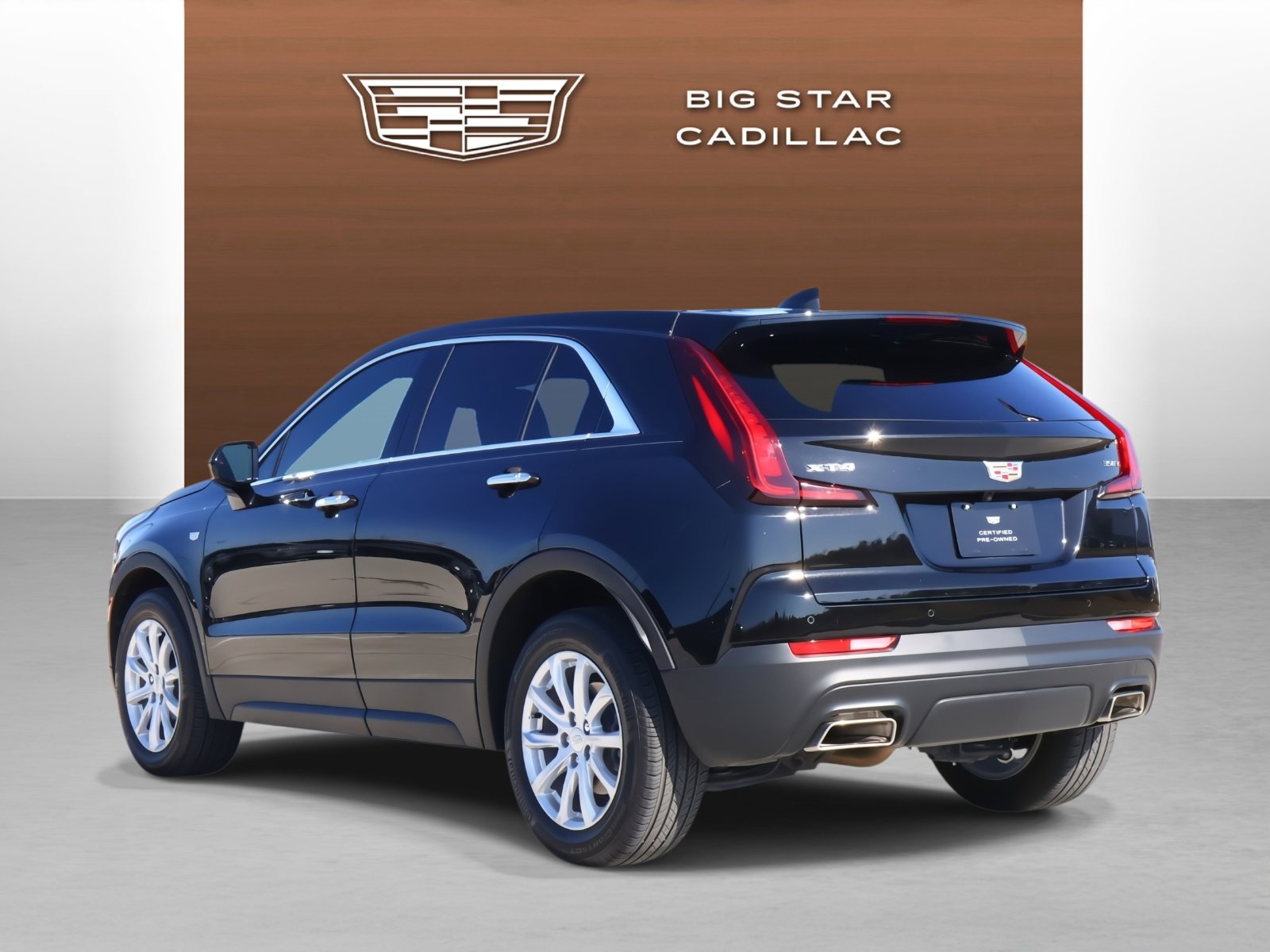Used 2023 Cadillac XT4 Luxury w/ Cold Weather Package image 3