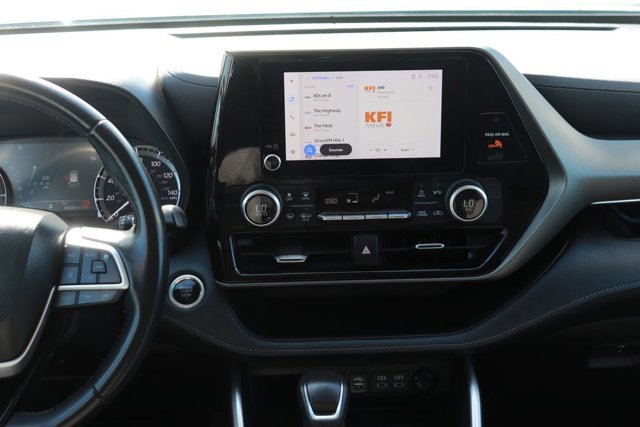 Used 2024 Toyota Highlander LE image 17