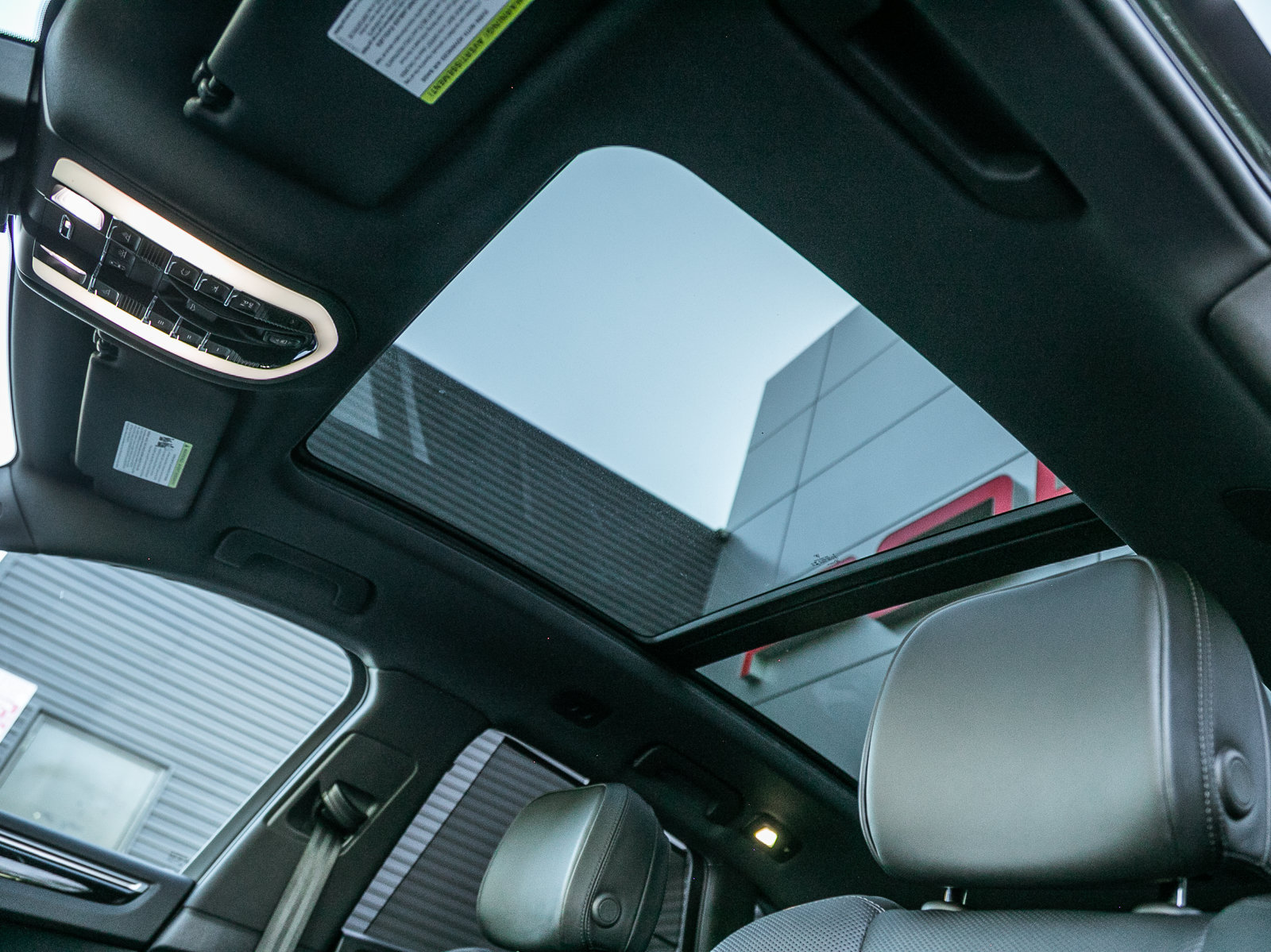 Certified 2023 Porsche Macan AWD/4WD image 15